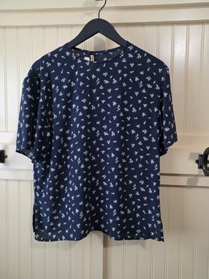 MaxMara, 100% silk short sleeve blouse, navy w/tan leaves, made in Italy, size 8