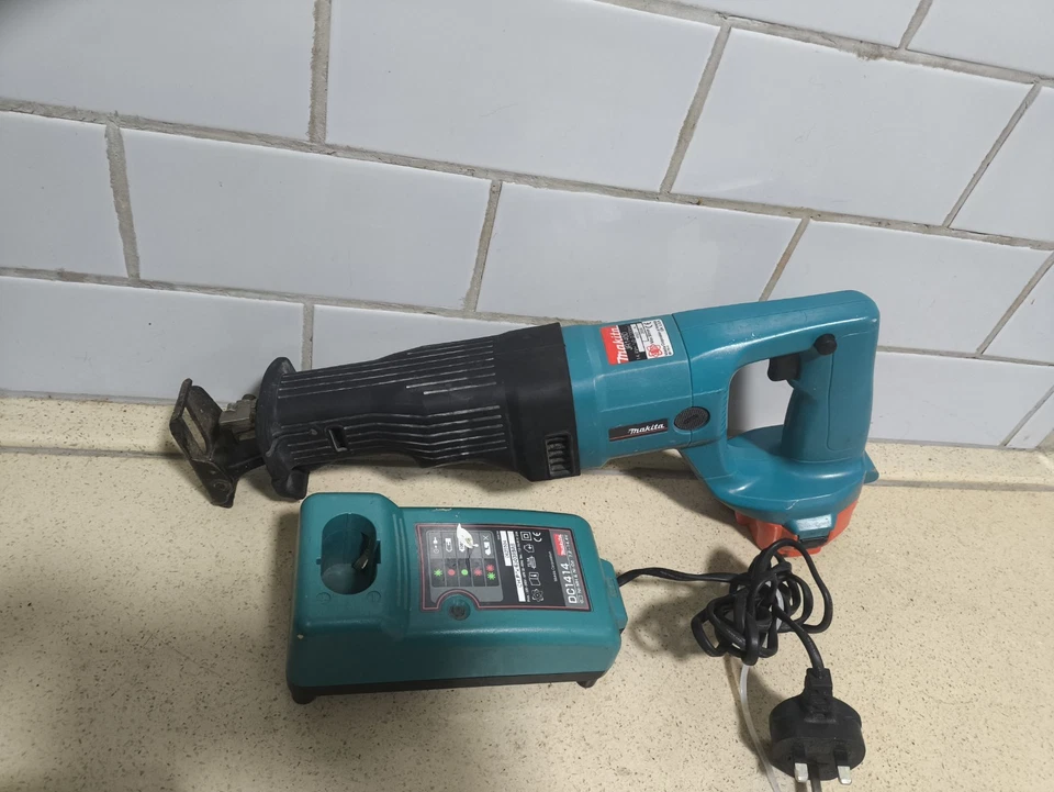 Makita JR140D Reciprocating Saw + Charger and battery great condition rare - Image 2 of 4