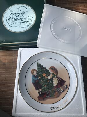 1982 Avon Christmas Plate Trimmed with 22K Gold Keeping The Christmas Traditions