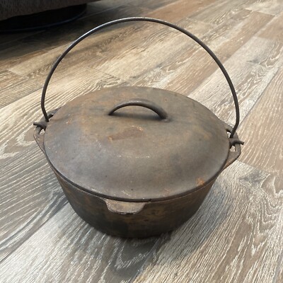 Vintage Unmarked Lodge 10 1/4 DO Made in USA Cast Iron Dutch Oven w/ lid  1950s