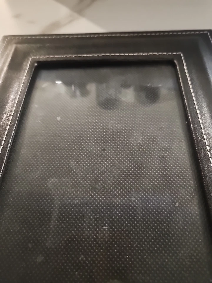 Marco de fotos de cuero sintético 4,5x6,5. Costuras blancas en general 10x8 en negro Foto 3 de 4