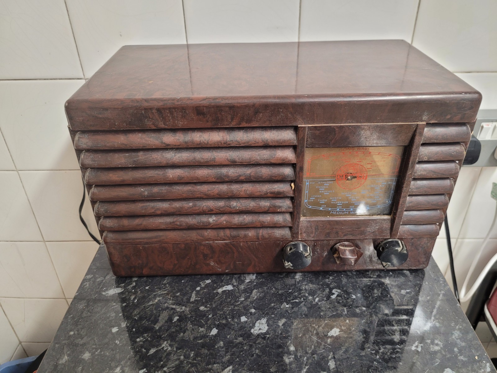 VINTAGE DERWENT 1937 ART DECO BAKELITE VALVE RADIO 3 WAVE TV PROP FILM MANCAVE