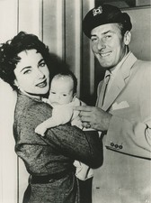 A30 A3035 – Elizabeth Taylor with Michael Wilding and Baby Michael Jr.