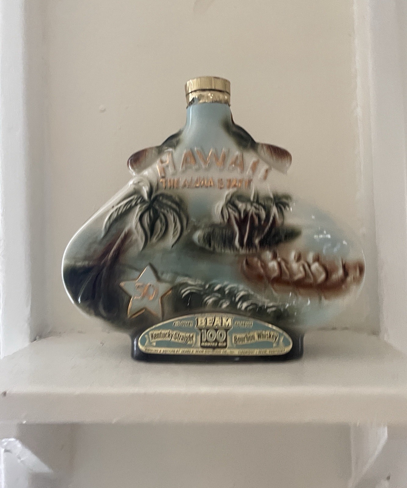 Jim Beam Hawaii Aloha State Commemorative Ceramic Decanter With Lid Vtg 1959
