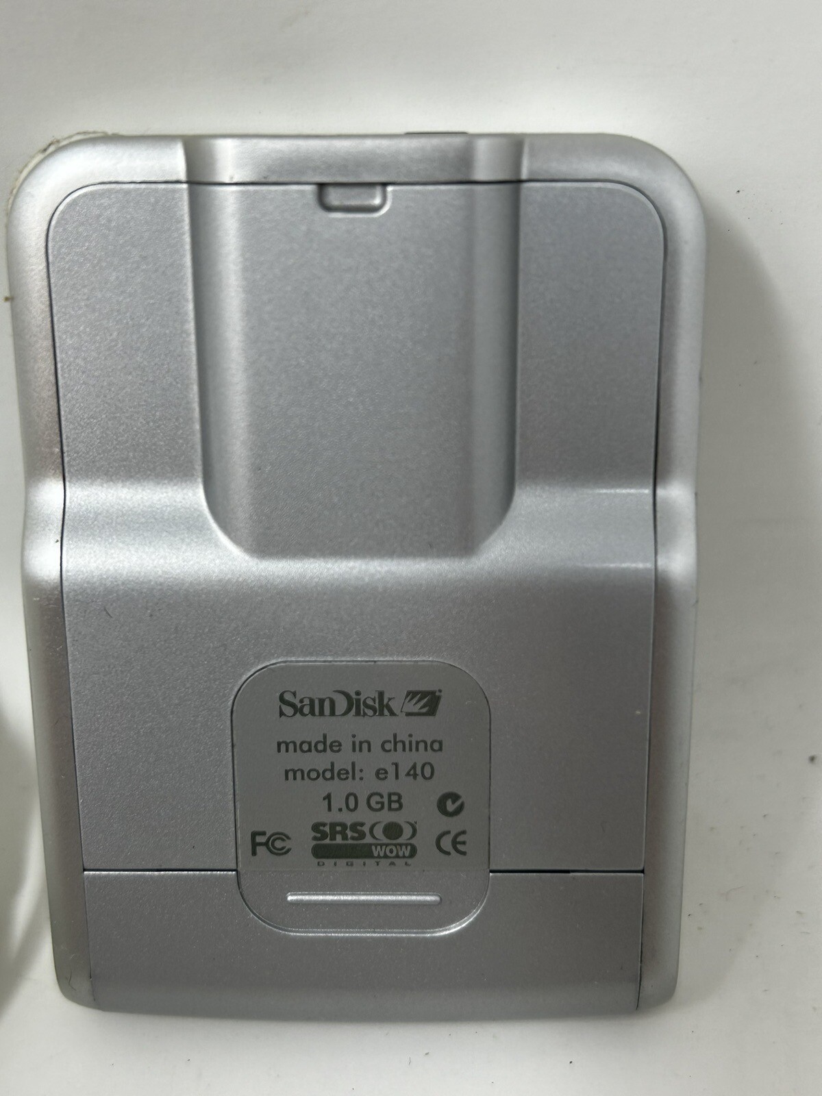SanDisk Sansa e140 mp3 Player, 1GB (Missing USB cable) FM Tuner