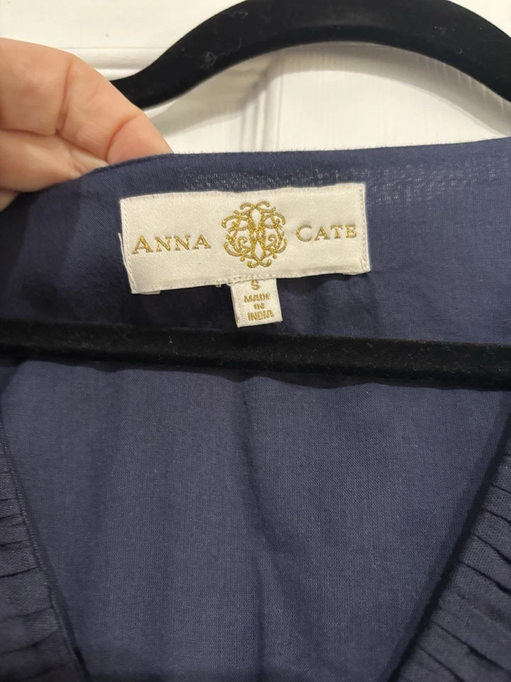 Vestido Anna Cate Azul Marino Volantes Cuello en V Manga Larga Talla Pequeña Foto 4 de 4