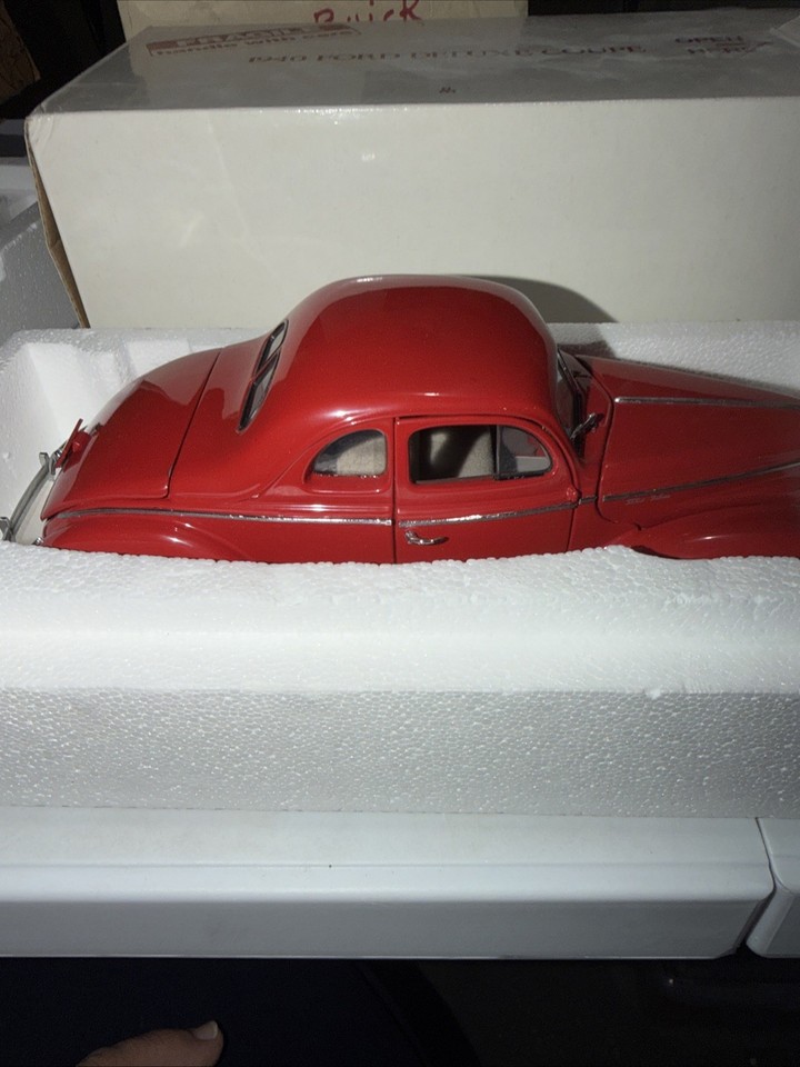 Danbury Mint 1/24 Scale Diecast 828-005 1940 Ford Deluxe Coupé Rouge