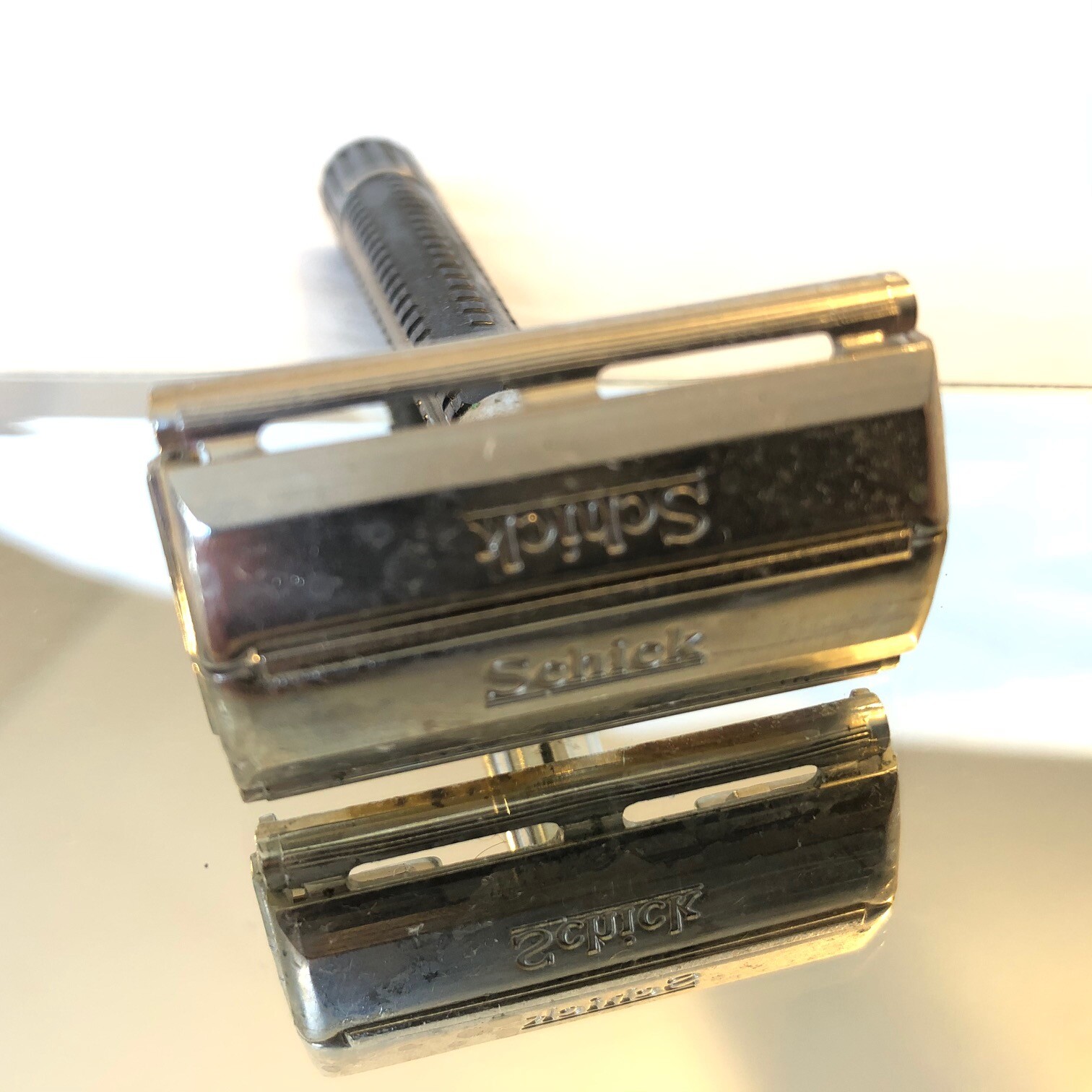 Vintage Schick Brand Black Twist Base Safety Razor - Pre-Owned