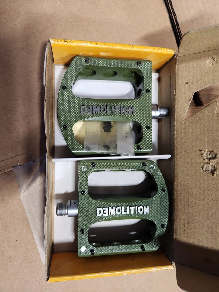 NOS Demolition Green Magnesium Team Pedals 9/16" Sealed Mid School BMX - Image 2 of 4