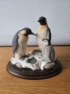 LANDKÜNSTLER CA755 PINGUIN FAMILIE ORNAMENT AUF SOCKEL KÖNIGSPINGUINE & KÜKEN