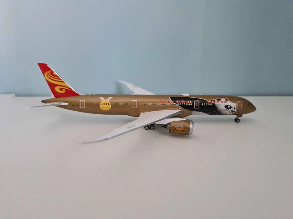 Hainan Airlines	Boeing 787-9	B-1343	Kung Fu Panda 4 Gold - KP4 - Immagine 2 di 3