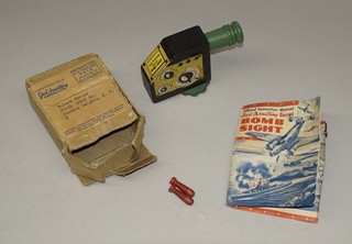 CIRCA 1940 JACK ARMSTRONG BOMB SIGHT CEREAL PREMIUM TOY IN ORIGINAL BOX