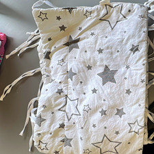 Mesh-Bettumrandung f&uuml;r Babybett, Wei&szlig;/Grau Sterne, mit Bindeb&auml;ndern