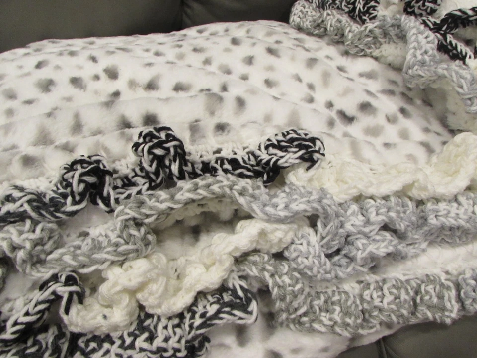 Manta de felpa reversible de gran tamaño gris negro blanco ganchillo Foto 2 de 4