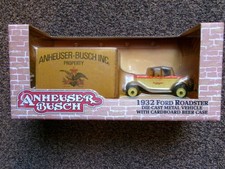 2000 ERTL Collectibles 1932 Ford Roadster w Anheuser Busch 24 Bottle Beer Case