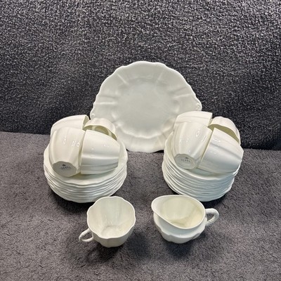 Royal Crown Derby Fluted ''Surrey White'' Teeservice 35-teilig wie aufgeführt