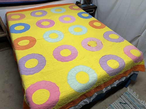 Vtg Bright Multicolor Scalloped Circle Ring Quilt Hand Pieced Hand Sewn 82x88” - Picture 4 of 19