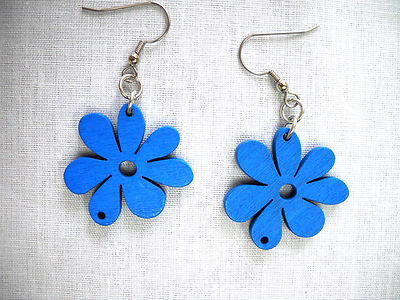 NATURE GIRL HOT MEDIUM BLUE CUT OUT DAISY FLOWERS WOOD DANGLING FLOWER EARRINGS