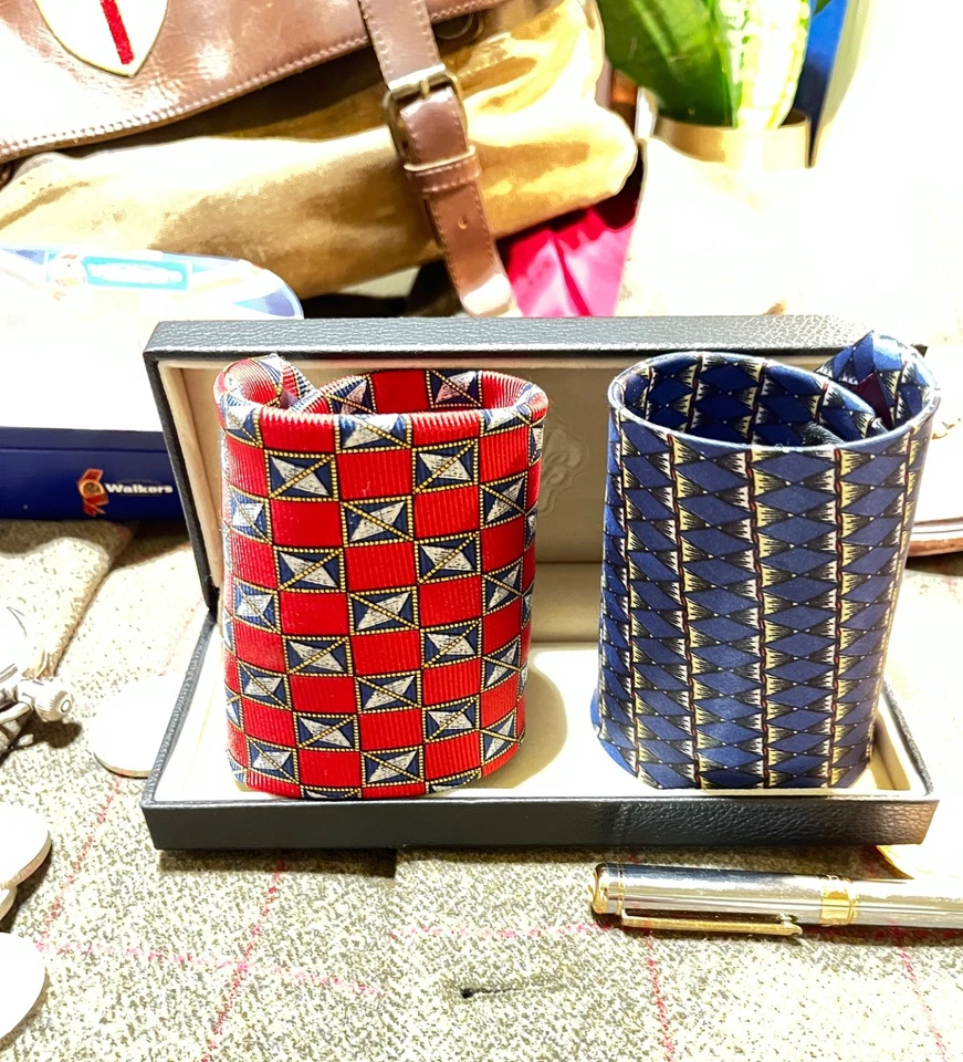 Corbata de diseñador PAUL FREDRICK 100 % seda roja, azul, plateada, dorada geométrica EE. UU. Foto 3 de 4