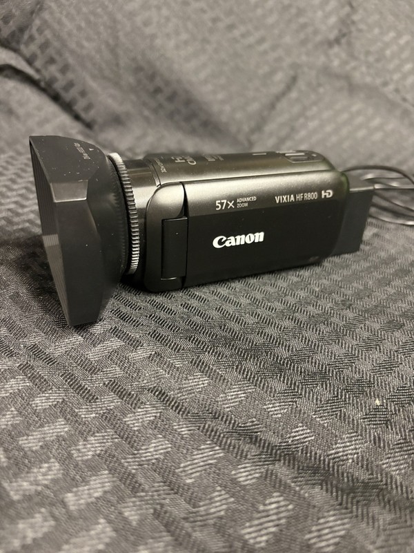 Canon VIXIA HF R800 Camcorder 1080p 57x Zoom HD Video + Battery Charger