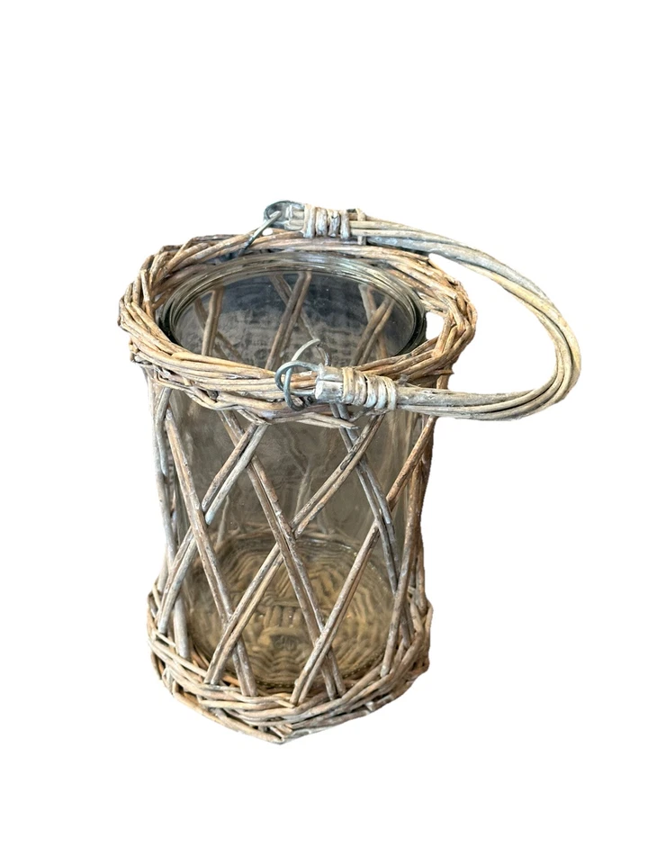 Linterna de vela rústica de vidrio desgastado con mango de ratán granja costera Foto 2 de 3