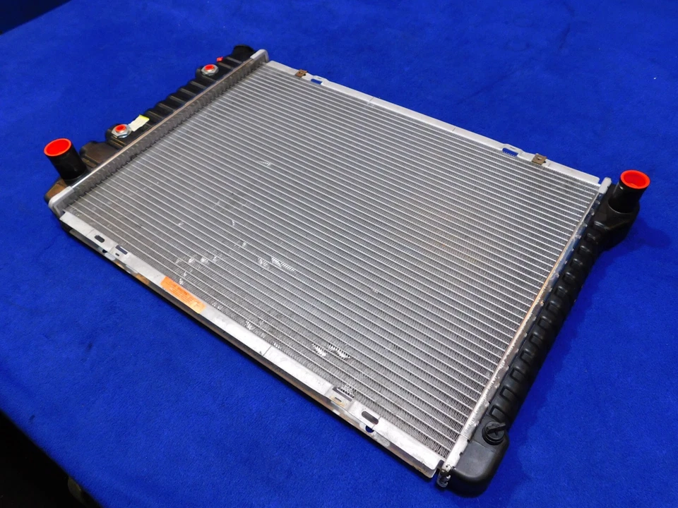 Ford Mustang 1989 5,0 L 302 Spectra radiador buen usado para llevar C17 Foto 3 de 4