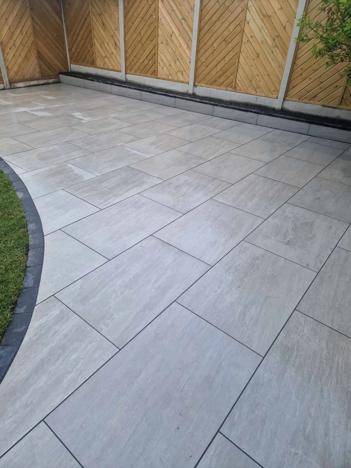 22.6m2 Kandla Grey Outdoor Porcelain Paving Tiles 900 x 600 R11 Anti