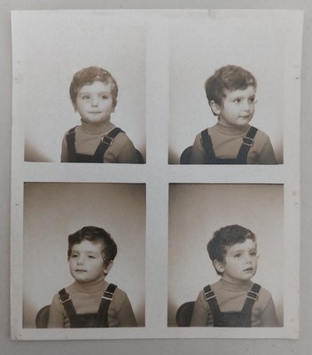 FOTOAUTOMAT 4 Ausweisfotos. Kleiner Junge, Frimousse, Latzhose .4 Posen