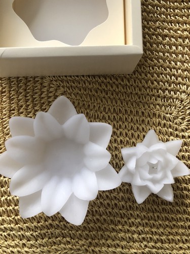 Illuminations Lotusblume Schwimmerfuß mit Nachfüllkerze. 2 Stück Set Nagelneu - Bild 2 von 6