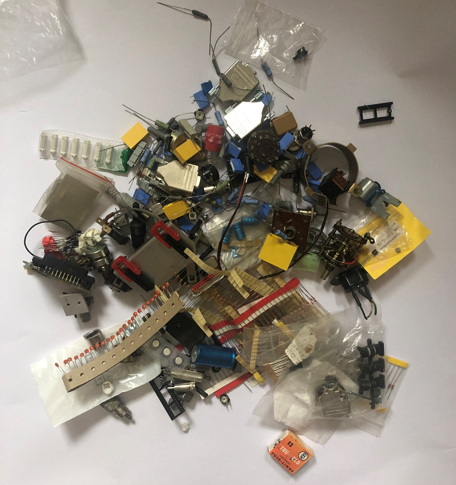 1 KG JOBLOT ELECTRONIC COMPONENTS THROUGH HOLE SMD CAPACITORS RESISTORS