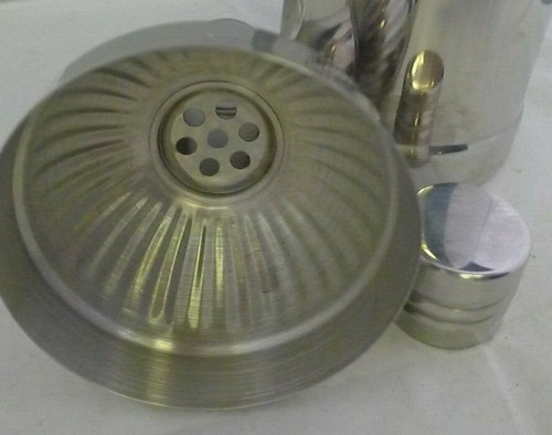 Batidora en forma de botella de metal Southern Comfort lata plateada con acentos negros - Imagen 6 de 7
