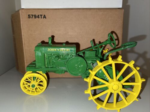 Ertl 1930 John Deere Model P Tractor 1995 Two-Cylinder Club 1/16 Special Edition - Picture 2 of 11