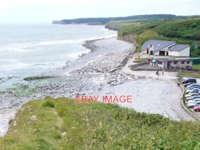 FOTO COL-HUW PUNKT WO DER AFON COL-HUW AUF DAS MEER TRIFFT. ES FLIESST DURCH EINE ST