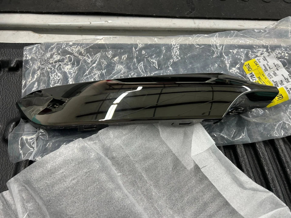 Placa genuina GM CROMO OSCURO 42827784 de 2025 Chevrolet Trax Foto 2 de 3