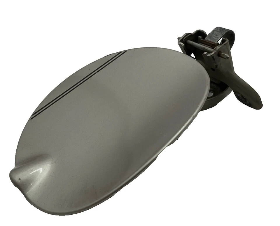 Chrysler PT CRUISER 2005-2008 puerta del tanque de combustible plateada OEM 5067387AA Foto 2 de 4