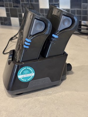 Shark XSBT700EU gebrauchtes Doppel-Akku-Ladegerät und 2 Akkus getestet funktioniert