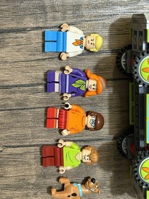 LEGO Scooby Doo Minifigures Plus Mystery Machine