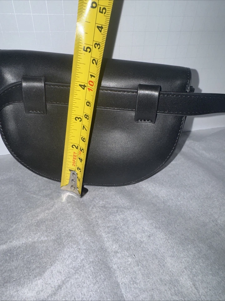 Bolso Cinturón Pequeño Negro Tono Dorado Herrajes Imitación Cuero Correa Ajustable Foto 4 de 4