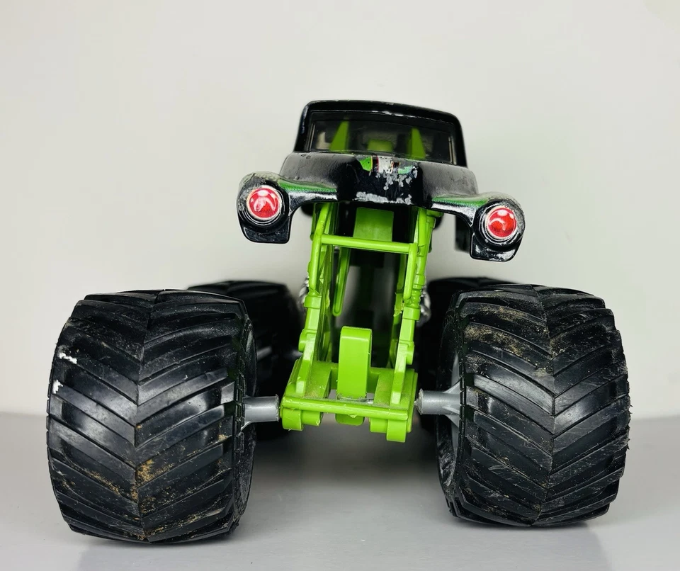 Grave Digger Diecast Bad to the Bone BKT SML 58700 Monster Truck 1/24 - Image 2 of 4