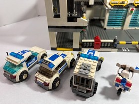 Lego City: Police:  Police Headquarters 7744 (2008) + extra car. Retired.