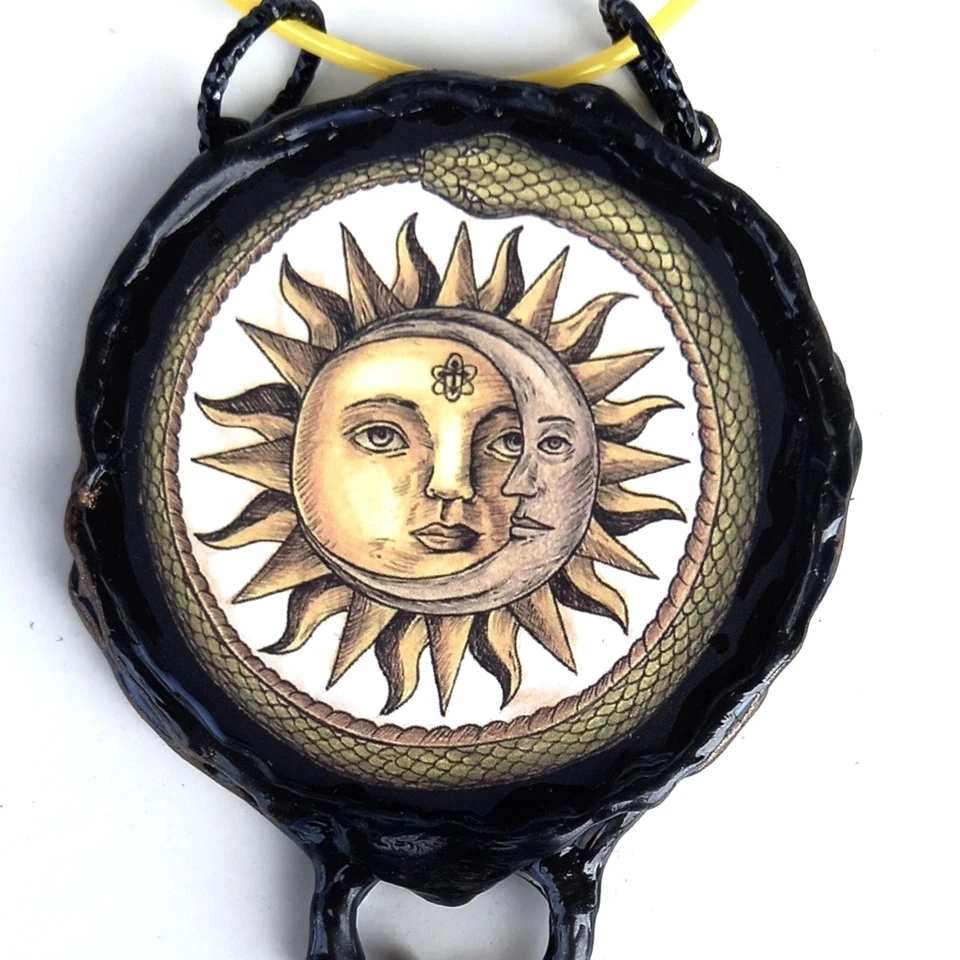 Símbolos de Alquimia Bruja Brujería Talismán Amuleto Mágico Sol Luna Ouroboros Serpiente Foto 4 de 4