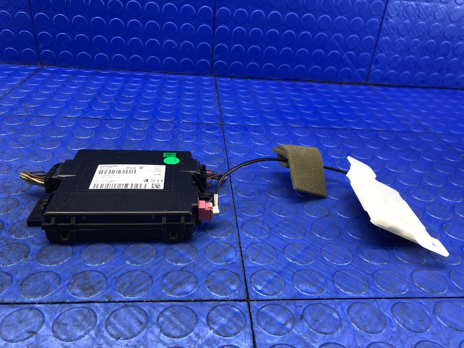 2017-2022 MASERATI LEVANTE OEM PASSIVE ENTRY RF HUB CONTROL MODULE 670102550