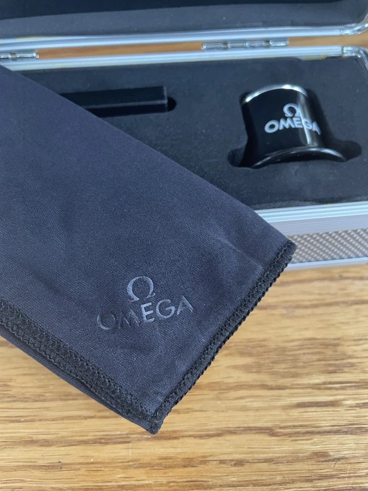 Caja de cuidado de limpieza rara OMEGA | Lupa lupa | Paño de limpieza | Cepillo Foto 2 de 4
