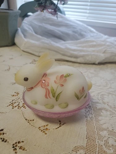 Fenton Covered Bunny Rabbit on Nest Dish Hand Painted Pink Flowers & Base 5098ZY