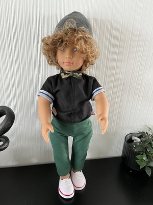 Our Generation Junge Puppe Lorenz mit grauer Beanie Mütze, Fliege, Turnschuhe