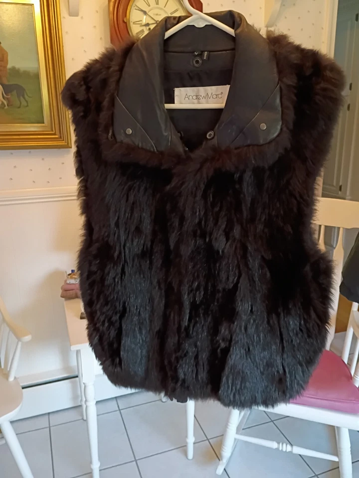 Colete feminino Andrew Marc New Zealand Opossum forrado em L acabamento em couro com zíper comprimento 20” - Imagem 2 de 4