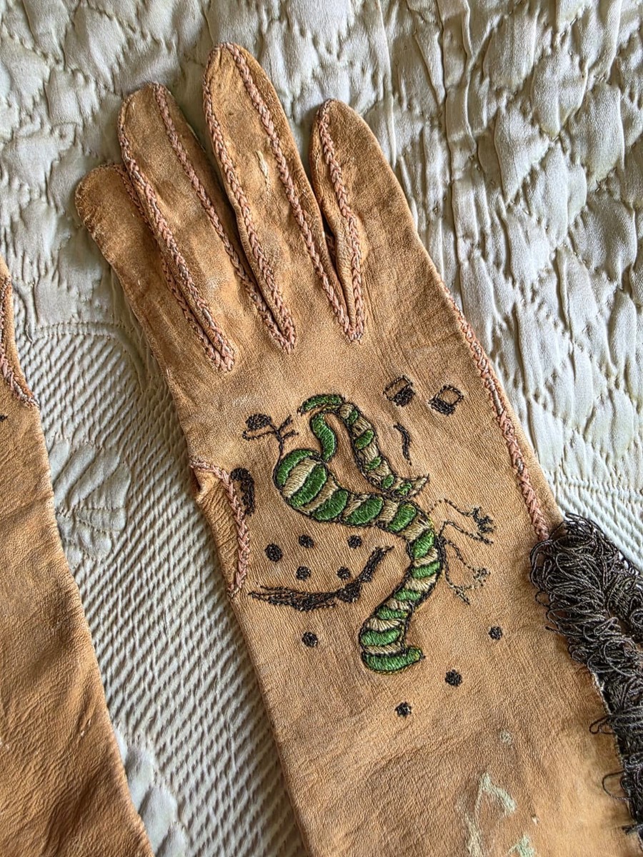 EARLY 18TH C HAND EMBROIDERED LEATHER GLOVES W METALLIC LOOP