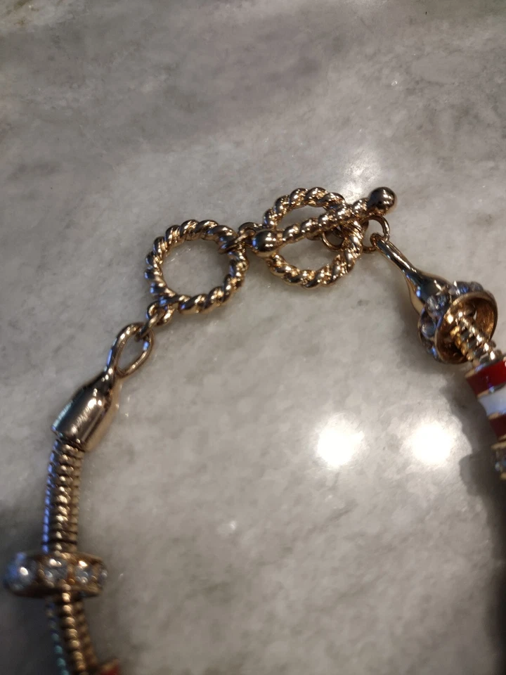 Brazalete ajustable con cierre de palanca de temática patriótica esmaltada y estrás tono dorado Foto 2 de 4