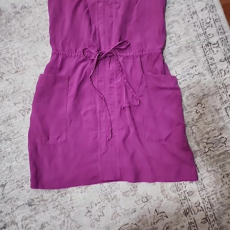 Vestido de seda lavable Martin + Osa 2 bolsillos morados con cordón y cuello en V Foto 4 de 4