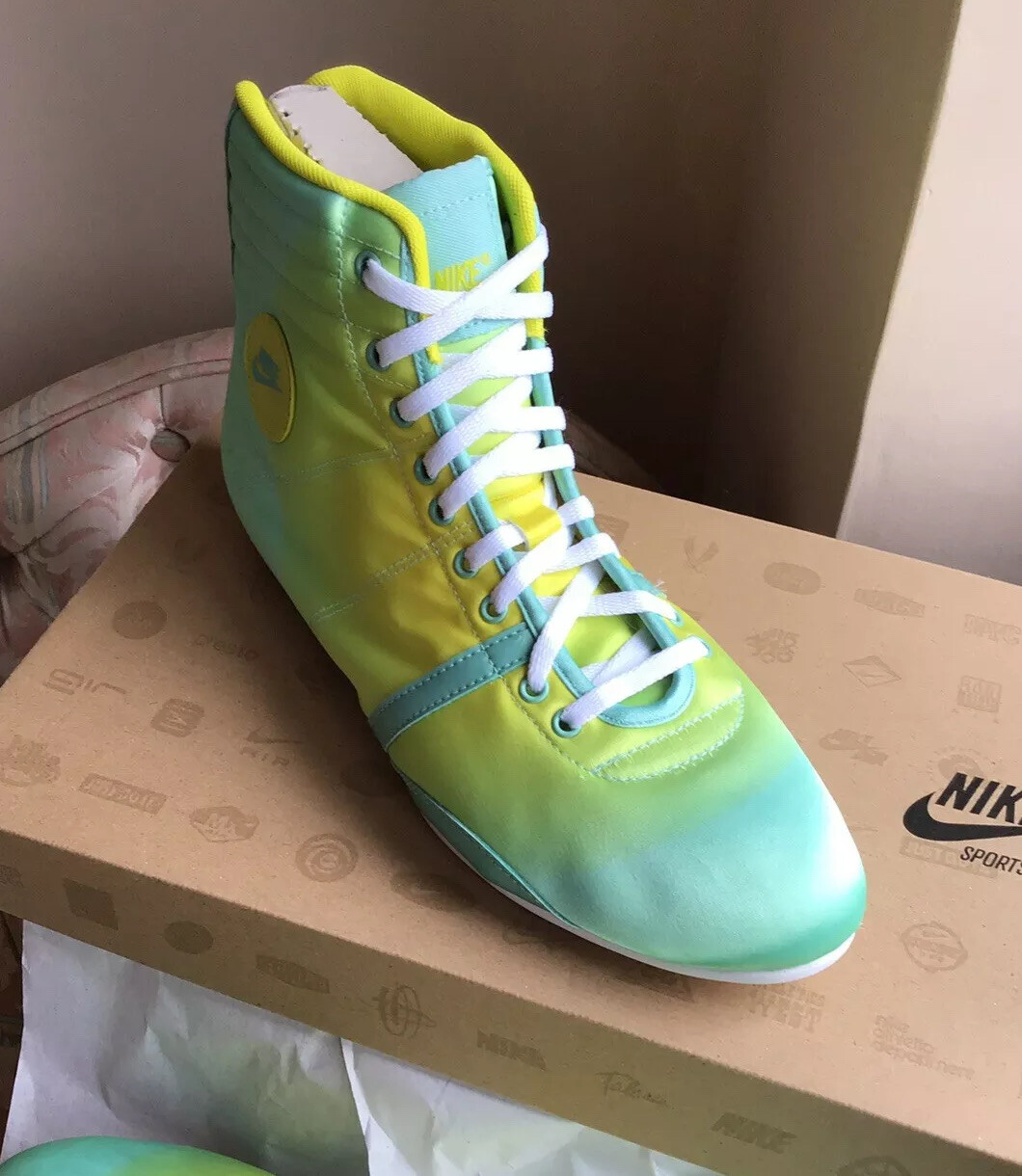 nike hijack mid womens trainers